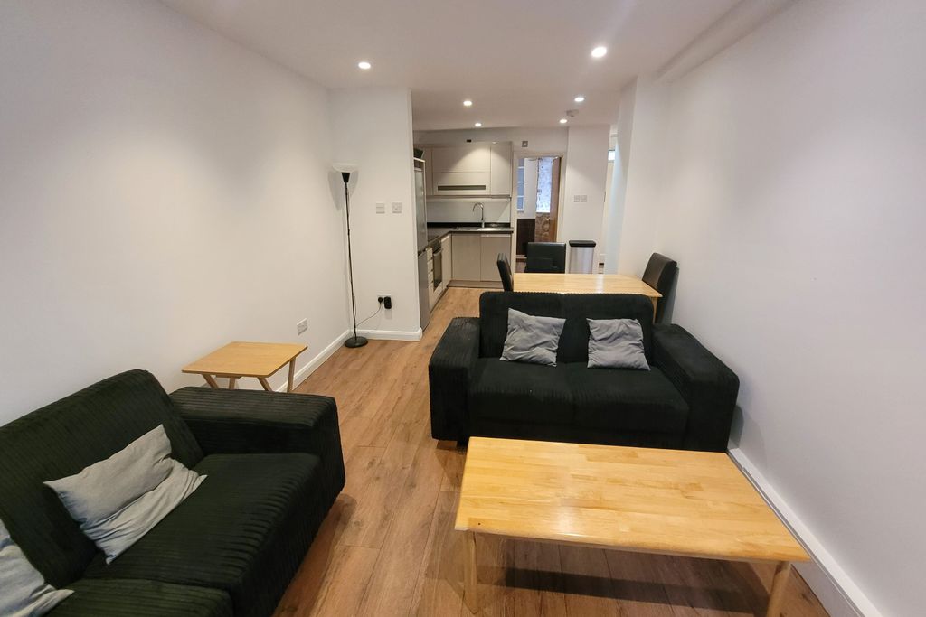 Property photo 2 of 9 6 The Grampians, Shepherds Bush Road, Shepherds Bush, London, W6 7Ln