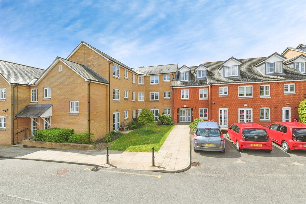 Property photo 1 of 12 Communal Gardens