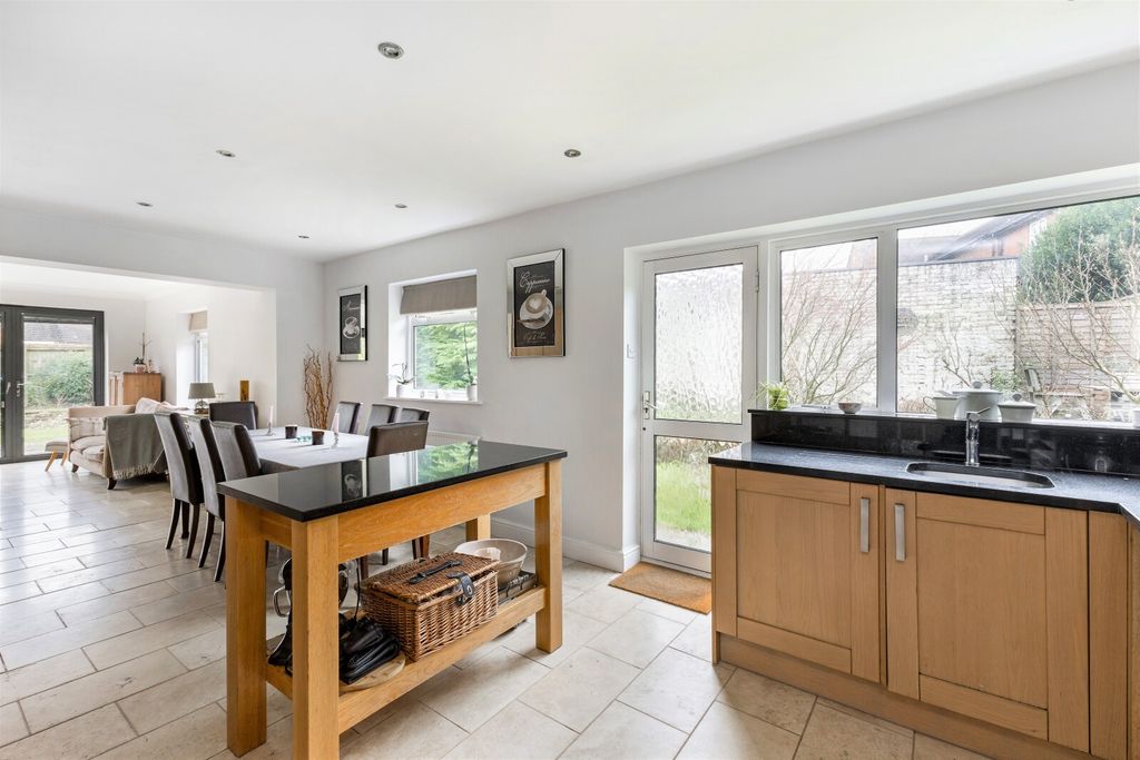 Property photo 2 of 14 Picture No. 21