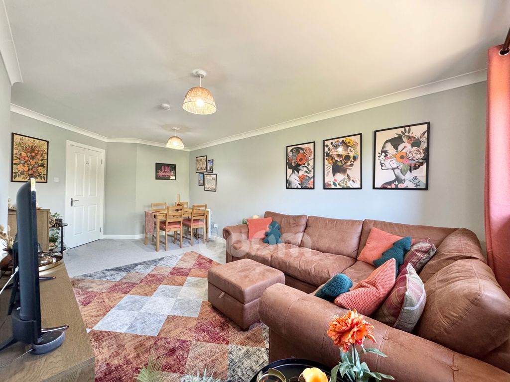 Property photo 2 of 18 Medine Court, Beith Lounge Shot
