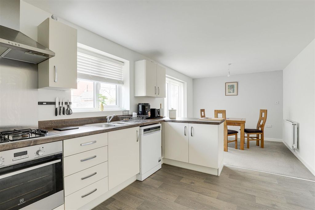 Property photo 3 of 21 11676.Jpg