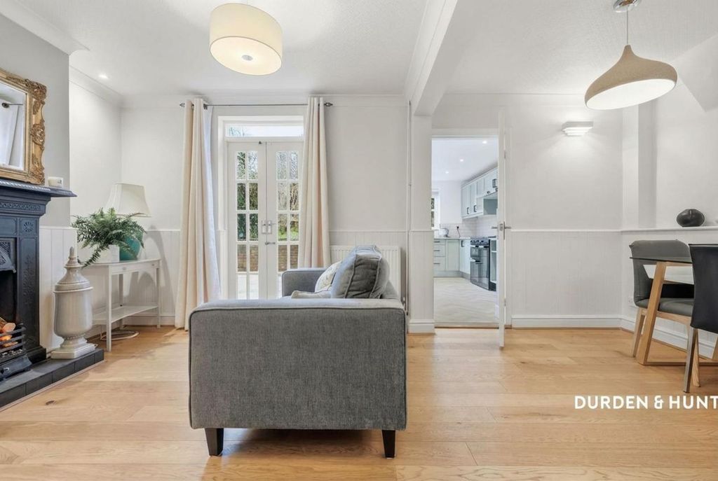 Property photo 3 of 17 Bower Vale