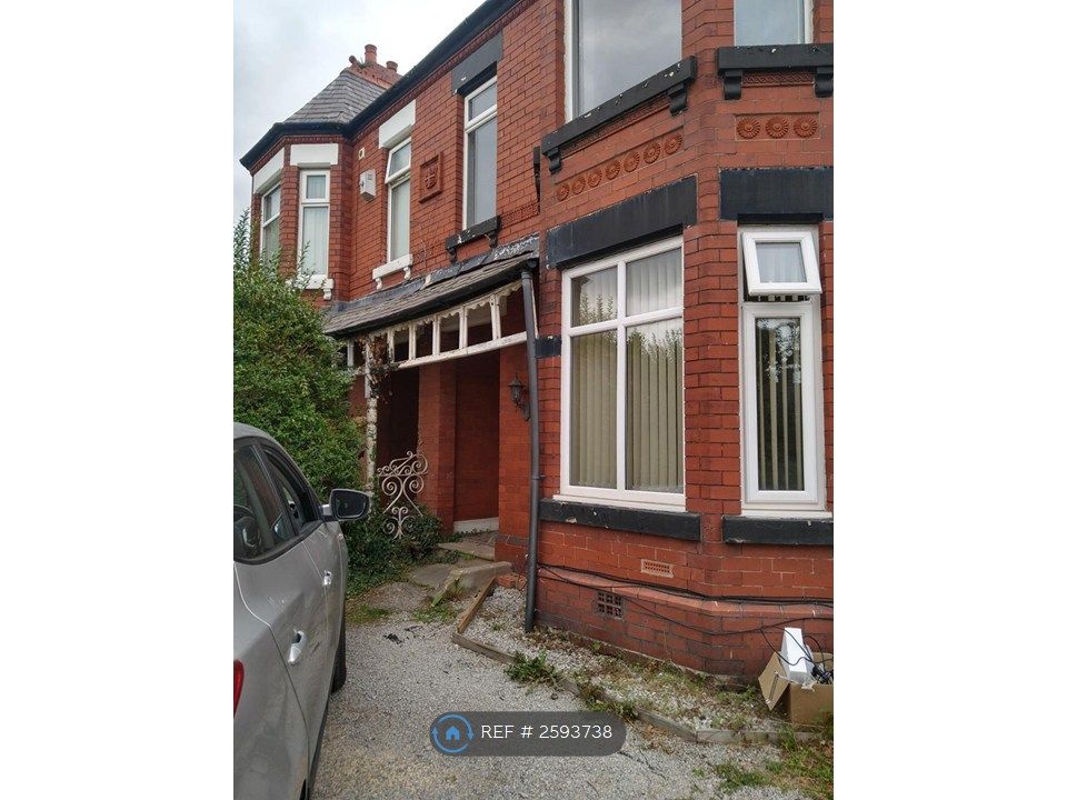 Property photo 1 of 12 Parking Outside The Front