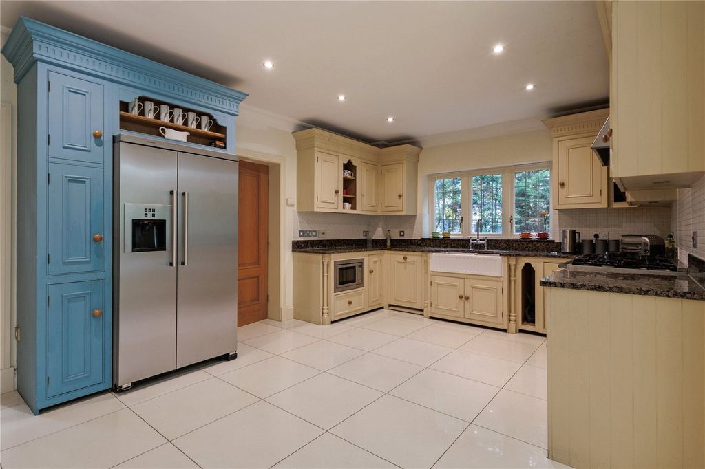 Property photo 3 of 18 Kitchen