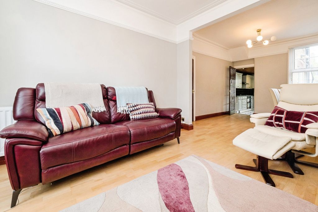 Property photo 3 of 19 Pbox-Img.Jpg