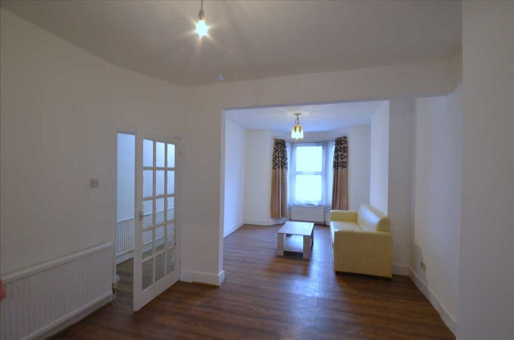 Property photo 3 of 12 Lounge