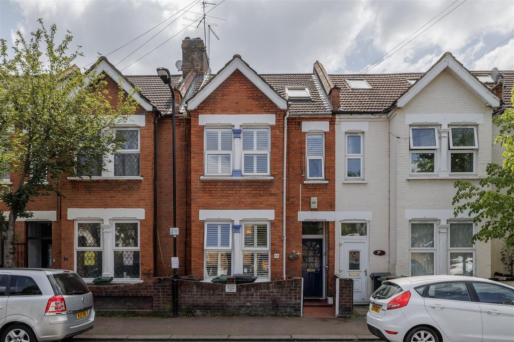 Property photo 1 of 28 Ferndale Road, E11