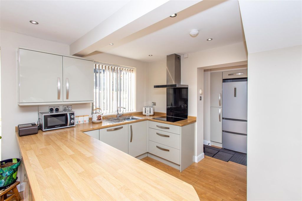 Property photo 2 of 18 Kitchen