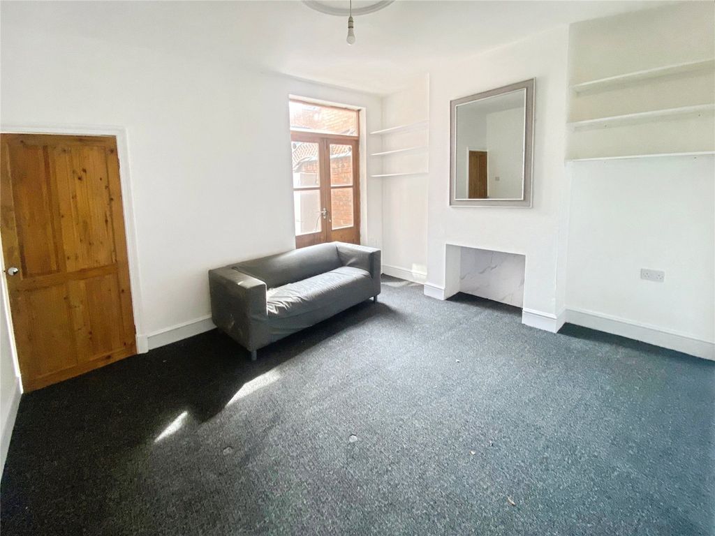 Property photo 3 of 7 Living Room
