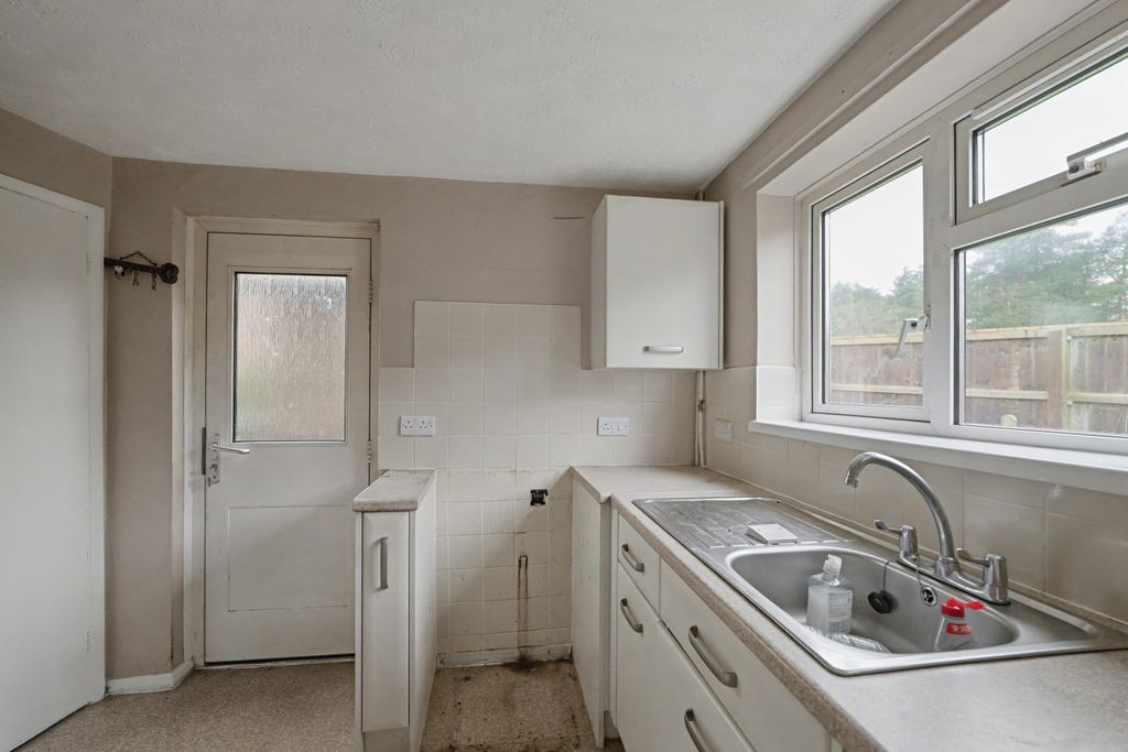 Property photo 3 of 15 75 Sutton Field, Whitehill, Bordon, Gu35 9Bs