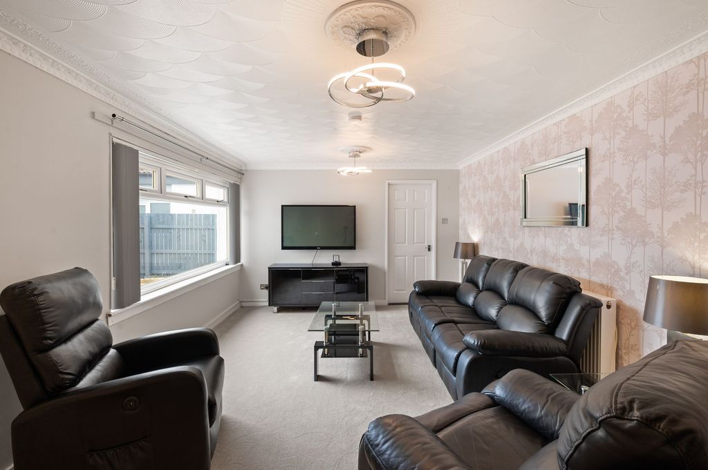 Property photo 3 of 39 Lounge