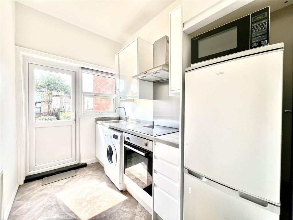Property photo 3 of 9 Kitchen