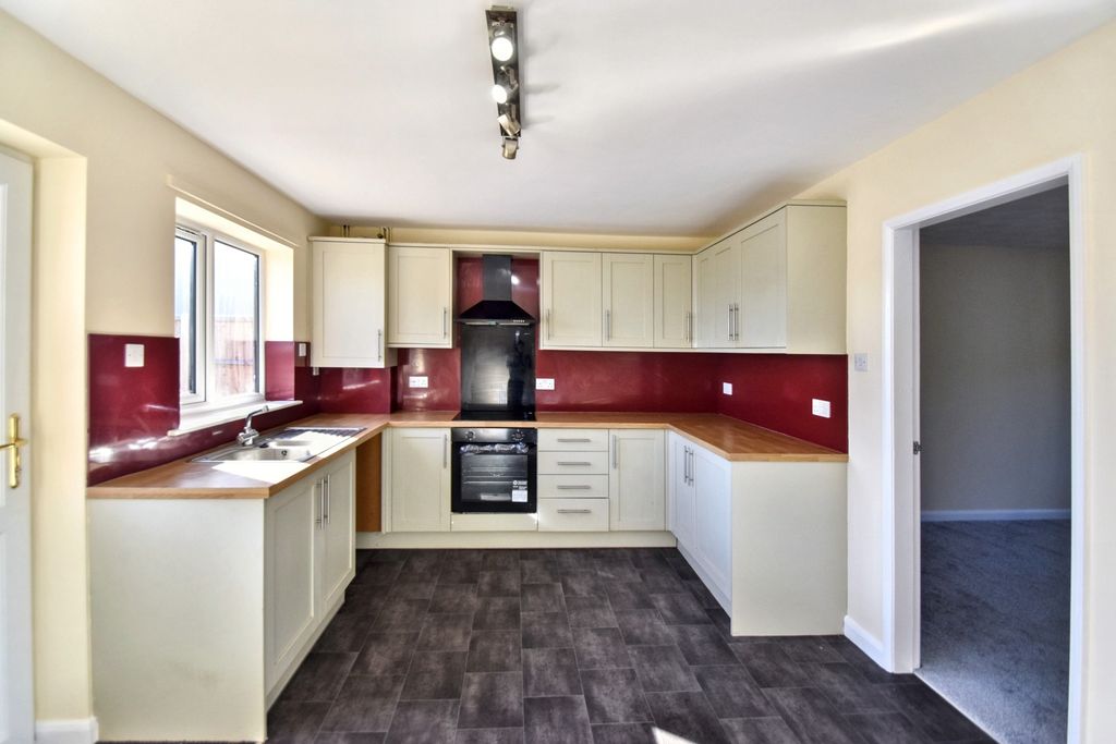 Property photo 3 of 8 Kitchen