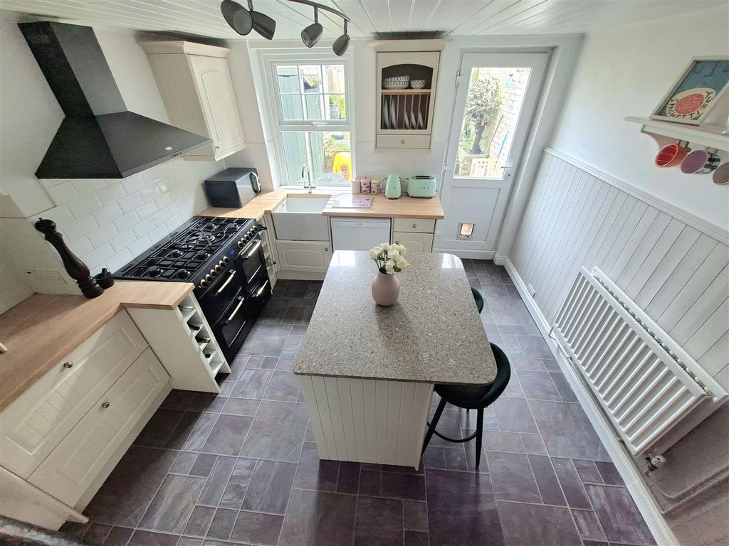 Property photo 2 of 18 Kitchen