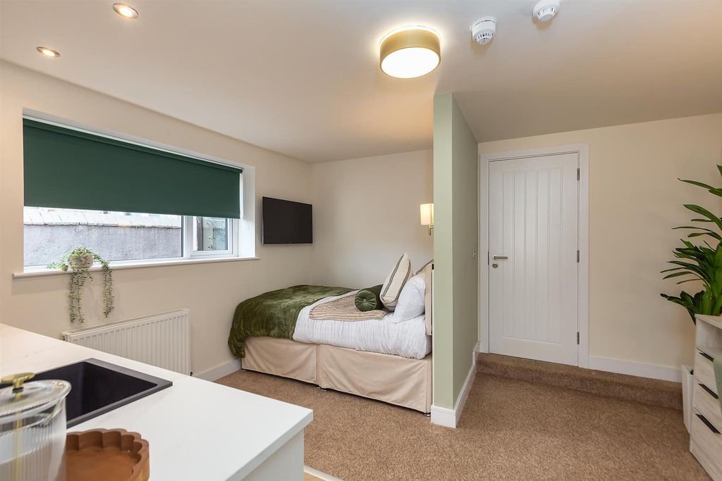 Property photo 2 of 14 Bed 2 05.Jpg
