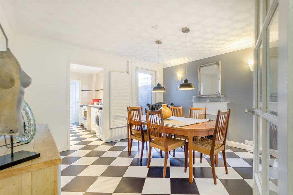 Property photo 3 of 14 8674664-Interior04.Jpg