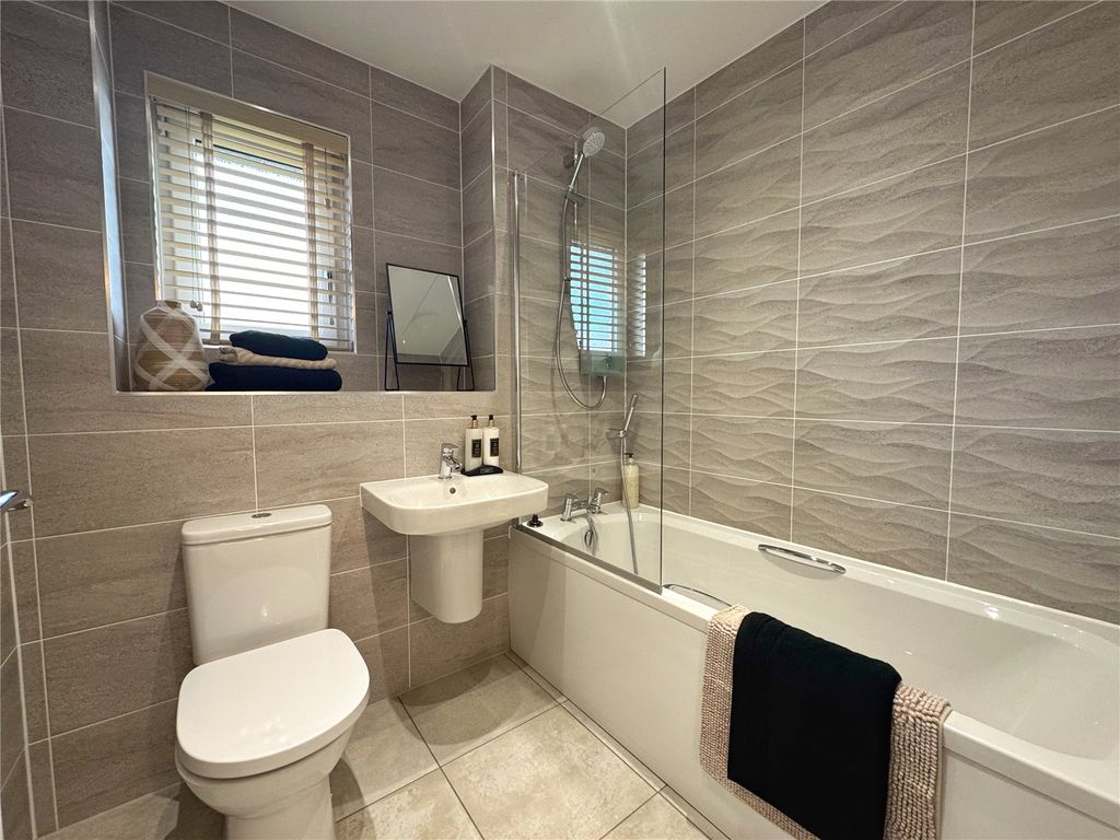 Property photo 3 of 18 Bathroom