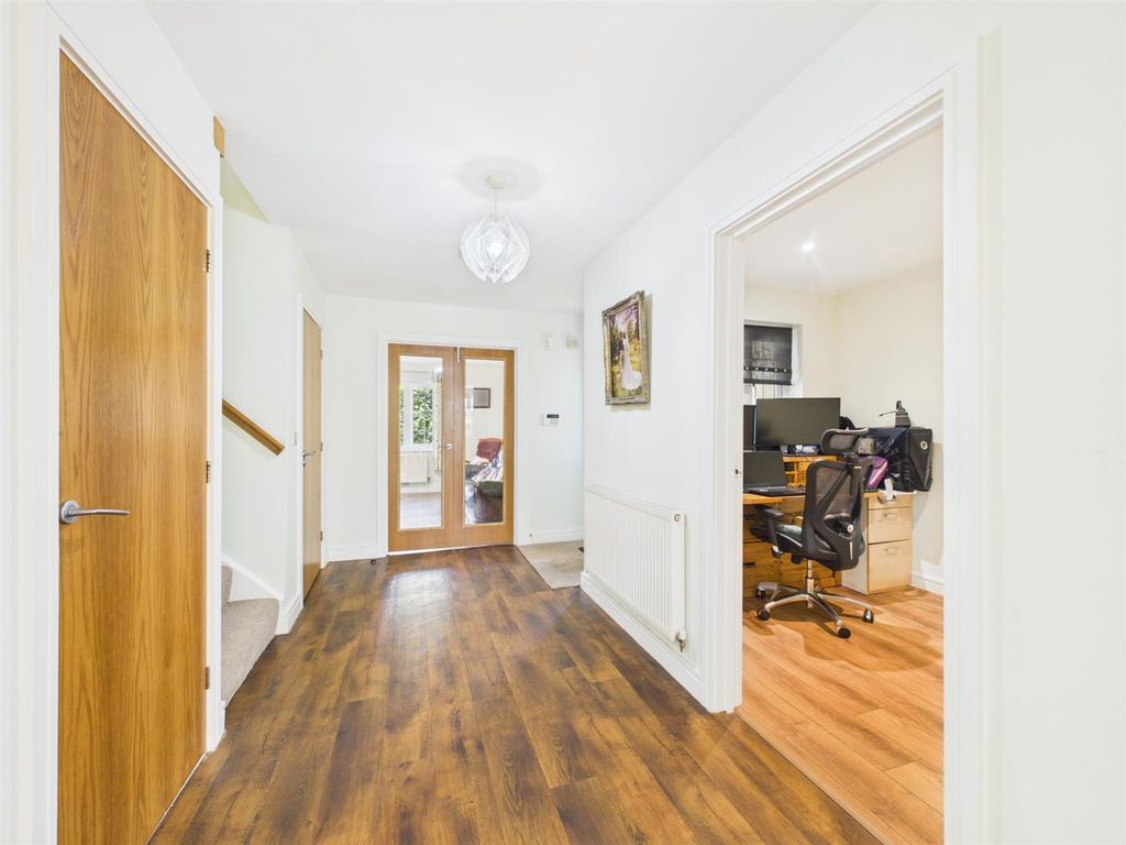 Property photo 3 of 18 Entrance Hall