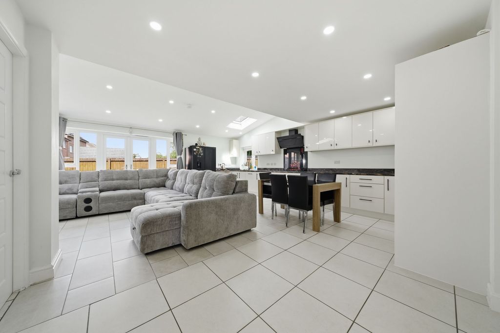 Property photo 2 of 25