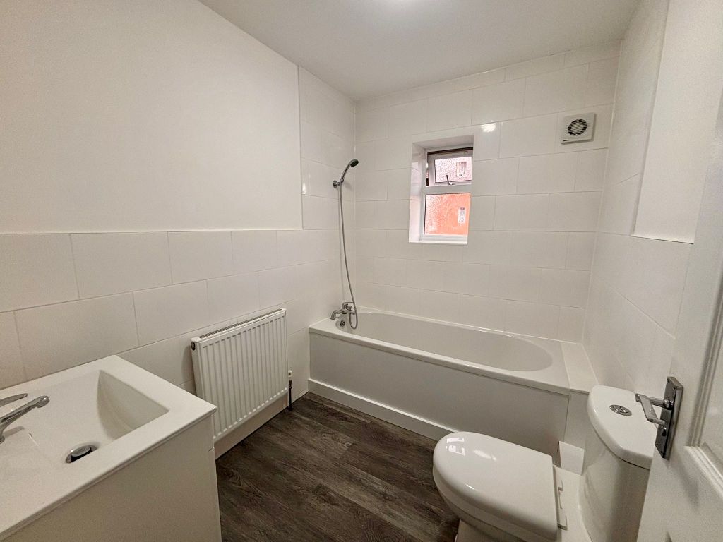 Property photo 2 of 11 Bathroom