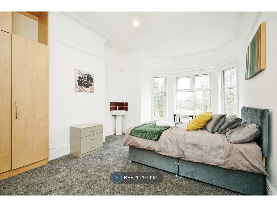 Property photo 2 of 5 Large Bedroom
