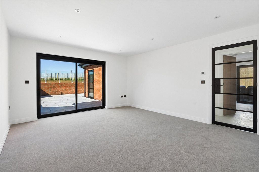 Property photo 3 of 24 Sitting Room