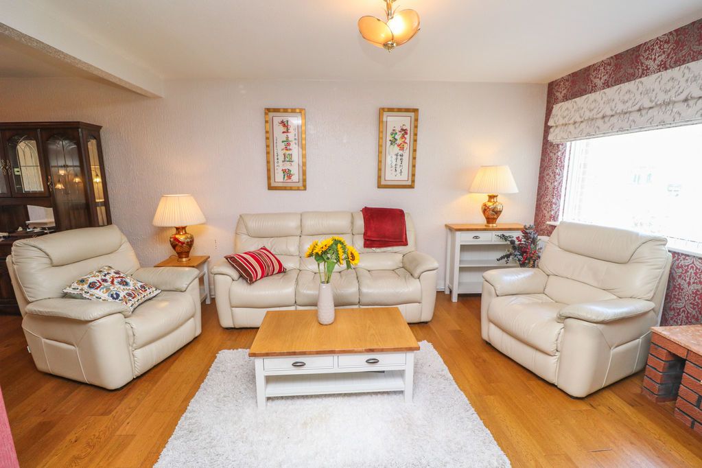 Property photo 3 of 17 Lounge