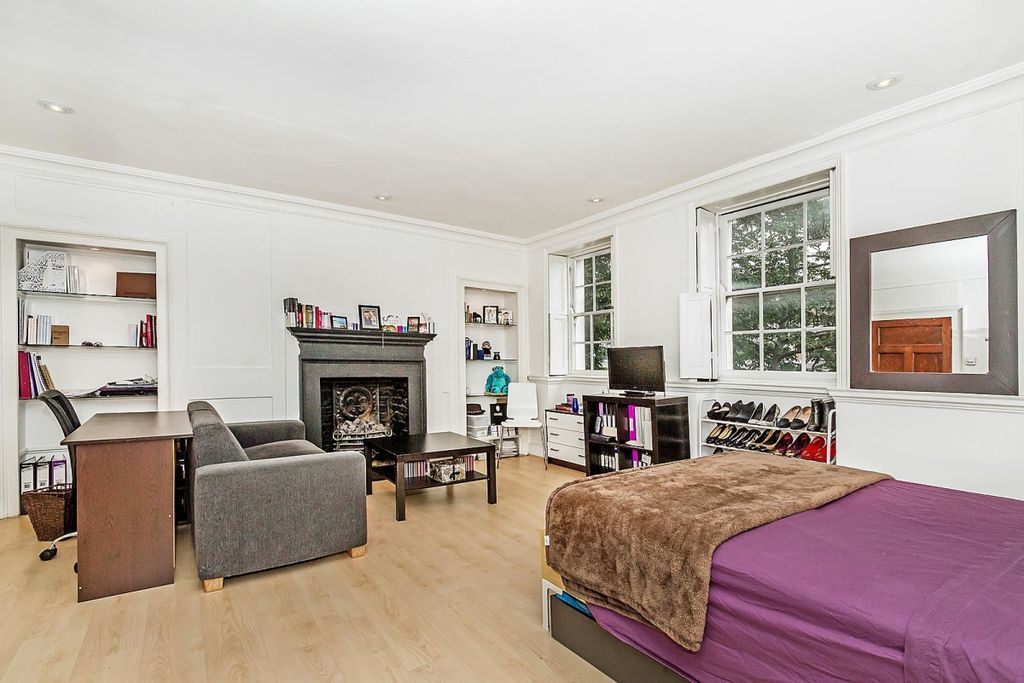 Property photo 2 of 5 Studio Close To A...