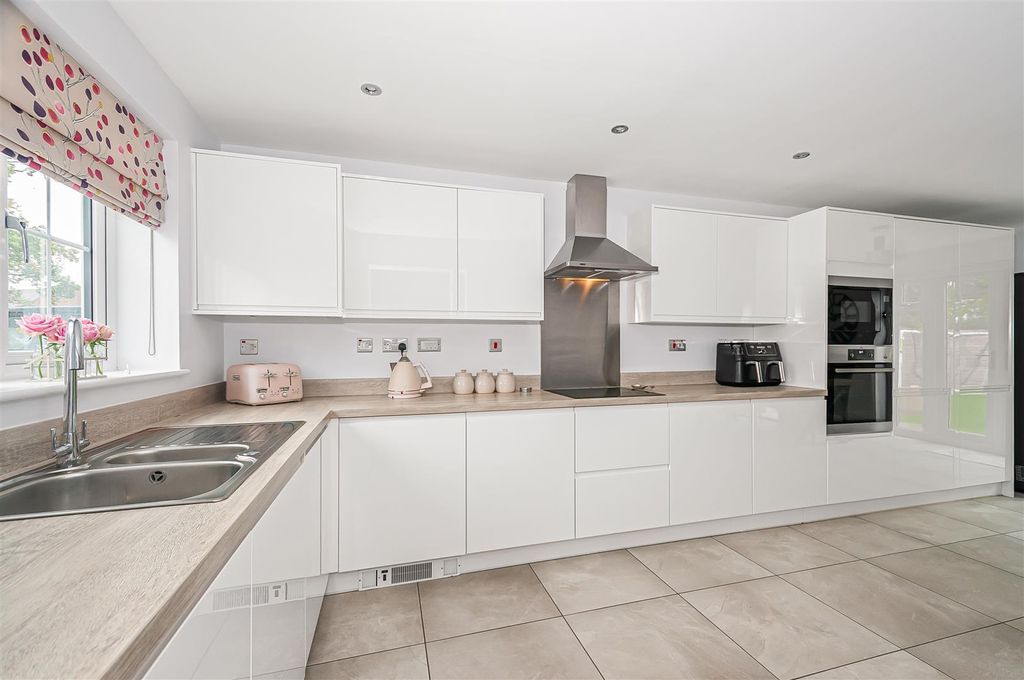 Property photo 2 of 20 5 Hudson Ave2.Jpg