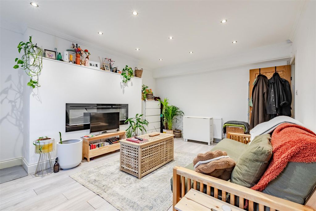 Property photo 2 of 8 Studio