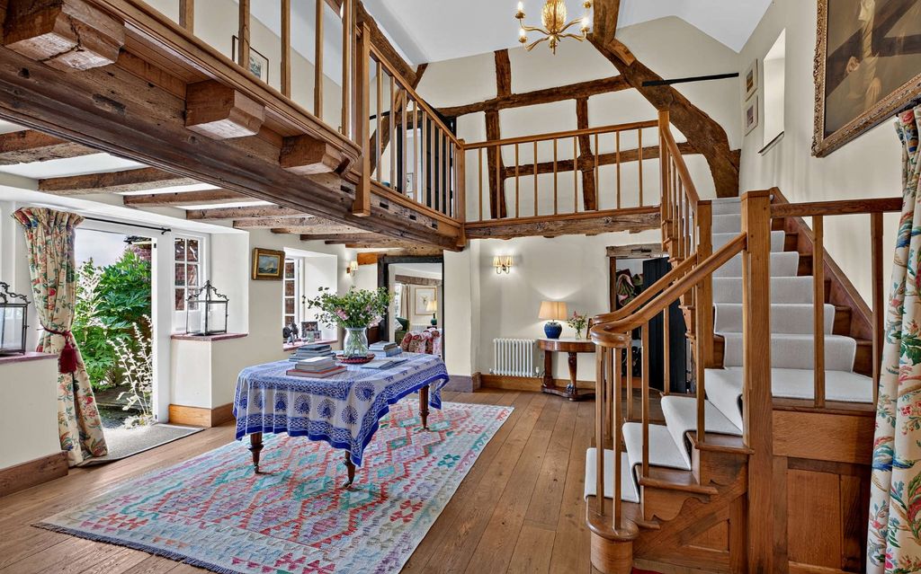 Property photo 3 of 49 Entrance Hall