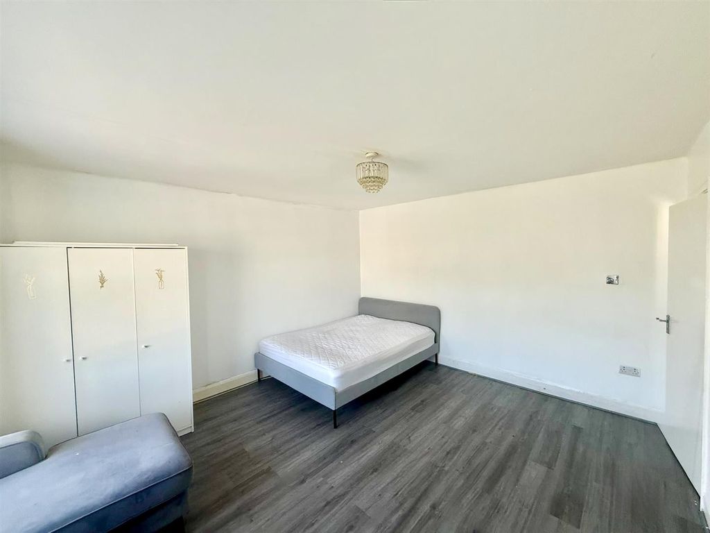 Property photo 3 of 7 Bedroom....Jpg