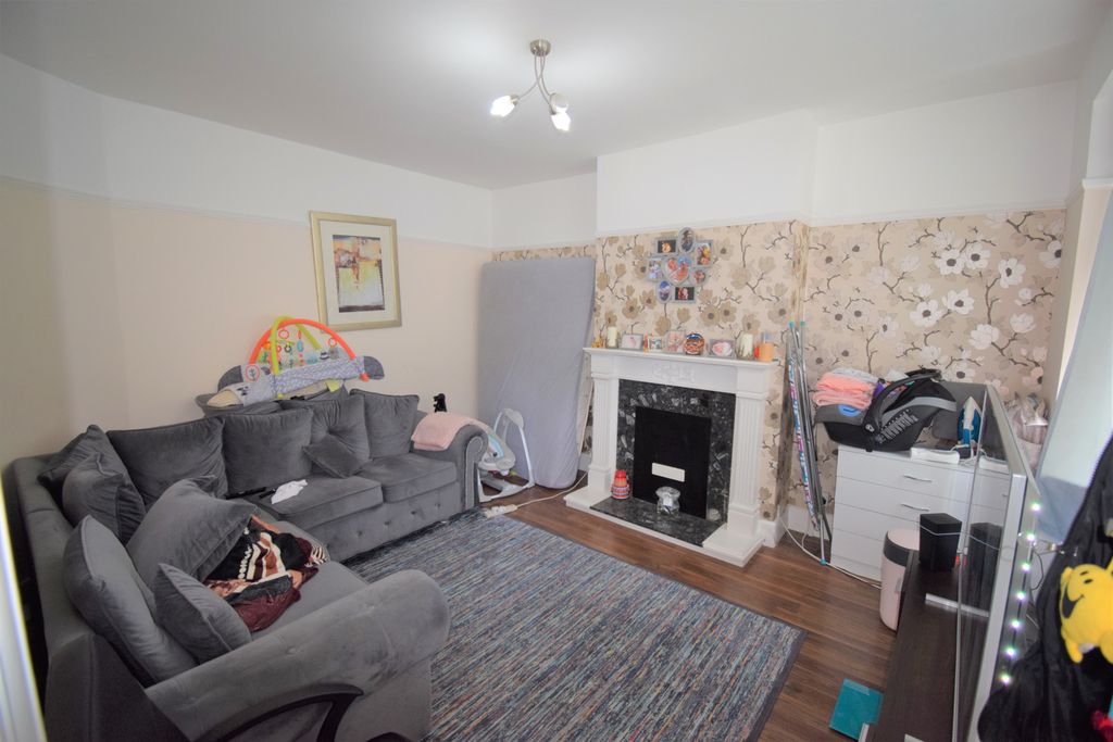 Property photo 1 of 13 Three/Four Bedroom House Ideal For Working Couples- Chadwel Heath Station