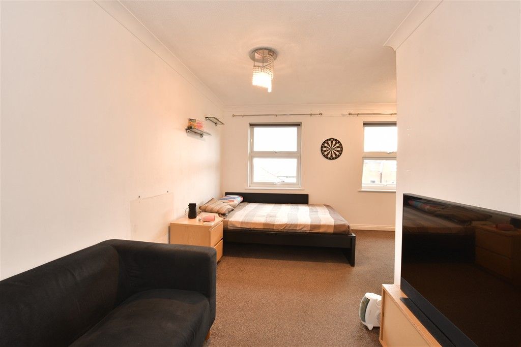 Property photo 2 of 8 Lounge