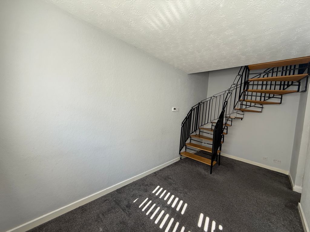 Property photo 2 of 7 Living Room