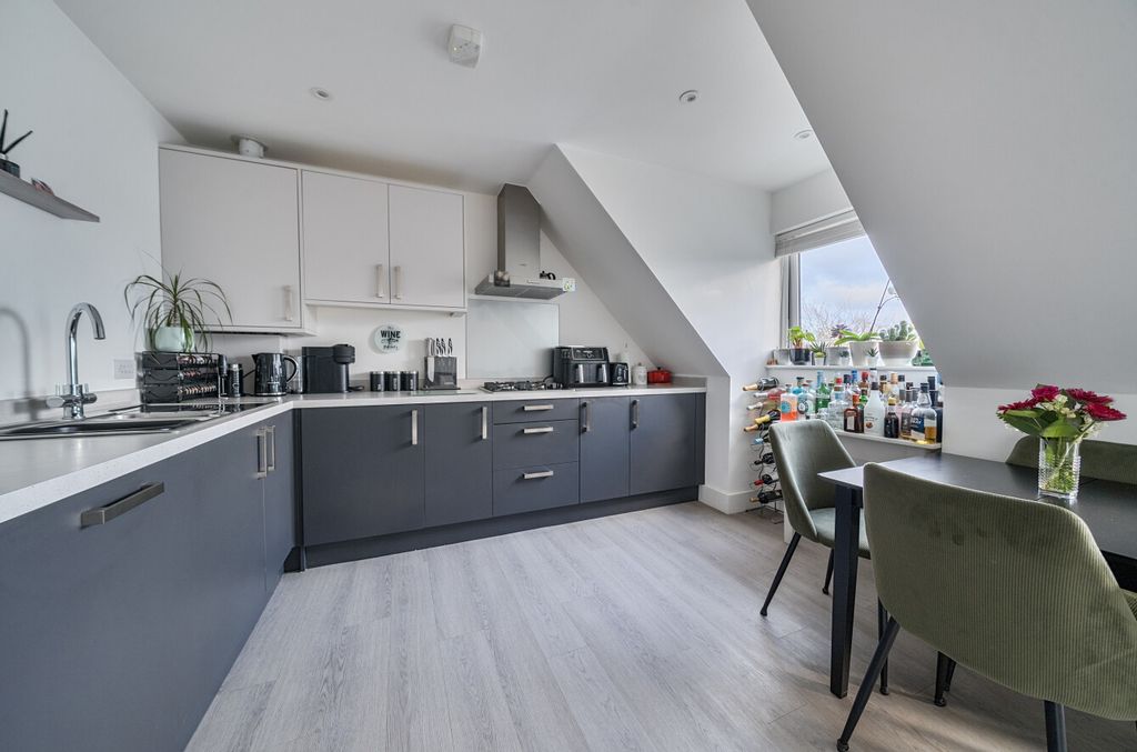 Property photo 2 of 15 1401163-12-696Fae...