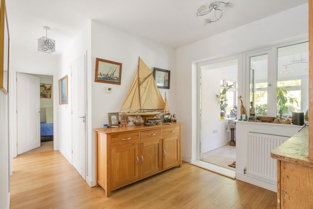 Property photo 2 of 18 Hallway