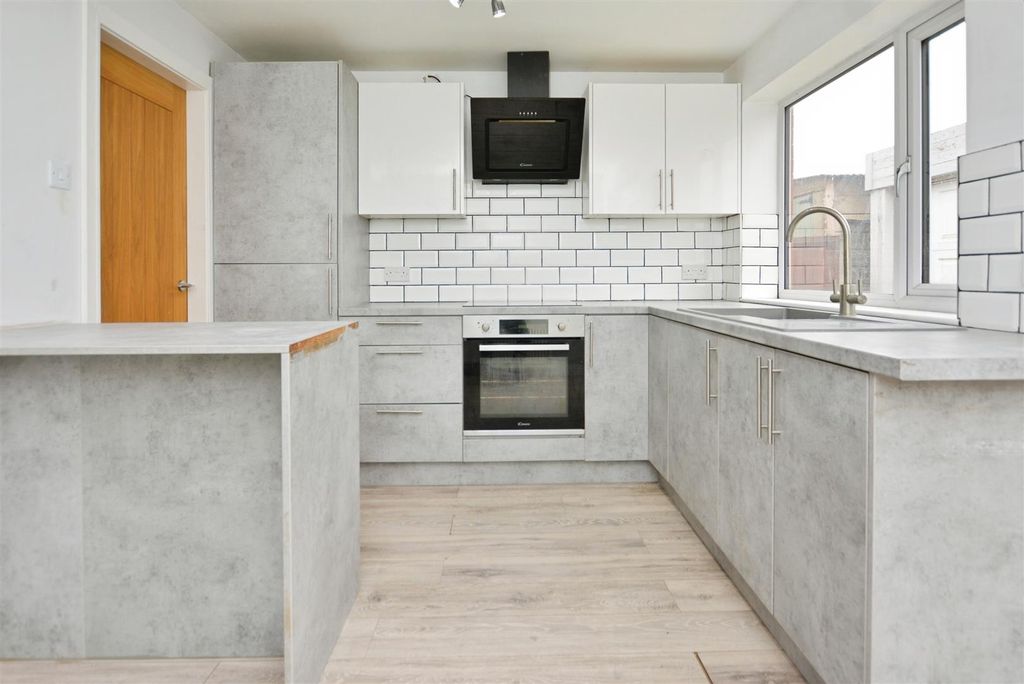 Property photo 3 of 20 Kitchen