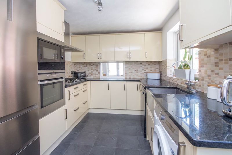 Property photo 3 of 11 Kitchen