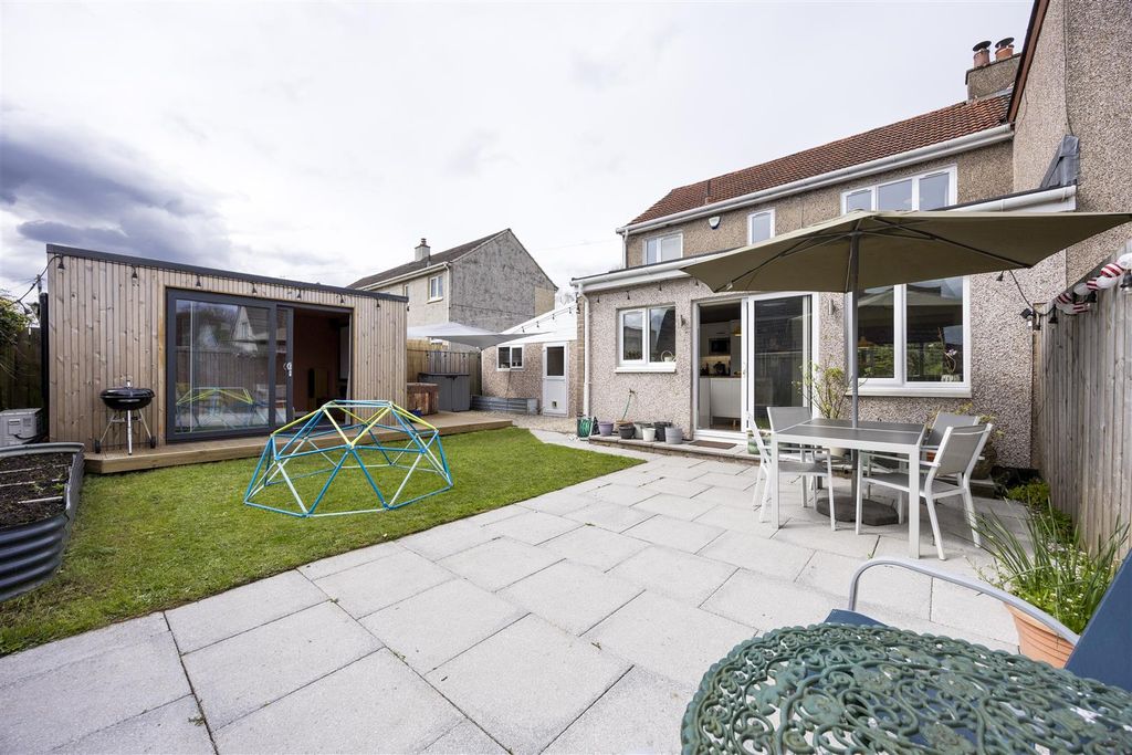 Property photo 2 of 33 9_Craigenbay_Crescent_Lenzie_004.Jpg