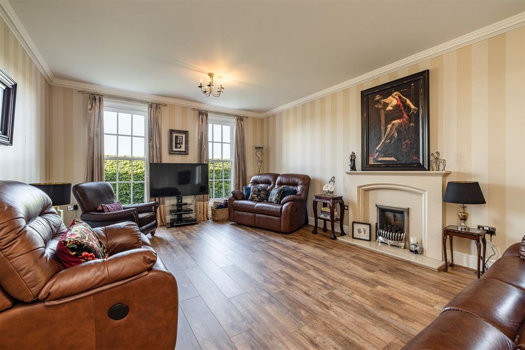 Property photo 3 of 43 33 Bowmont Court Kelso 12.Jpg