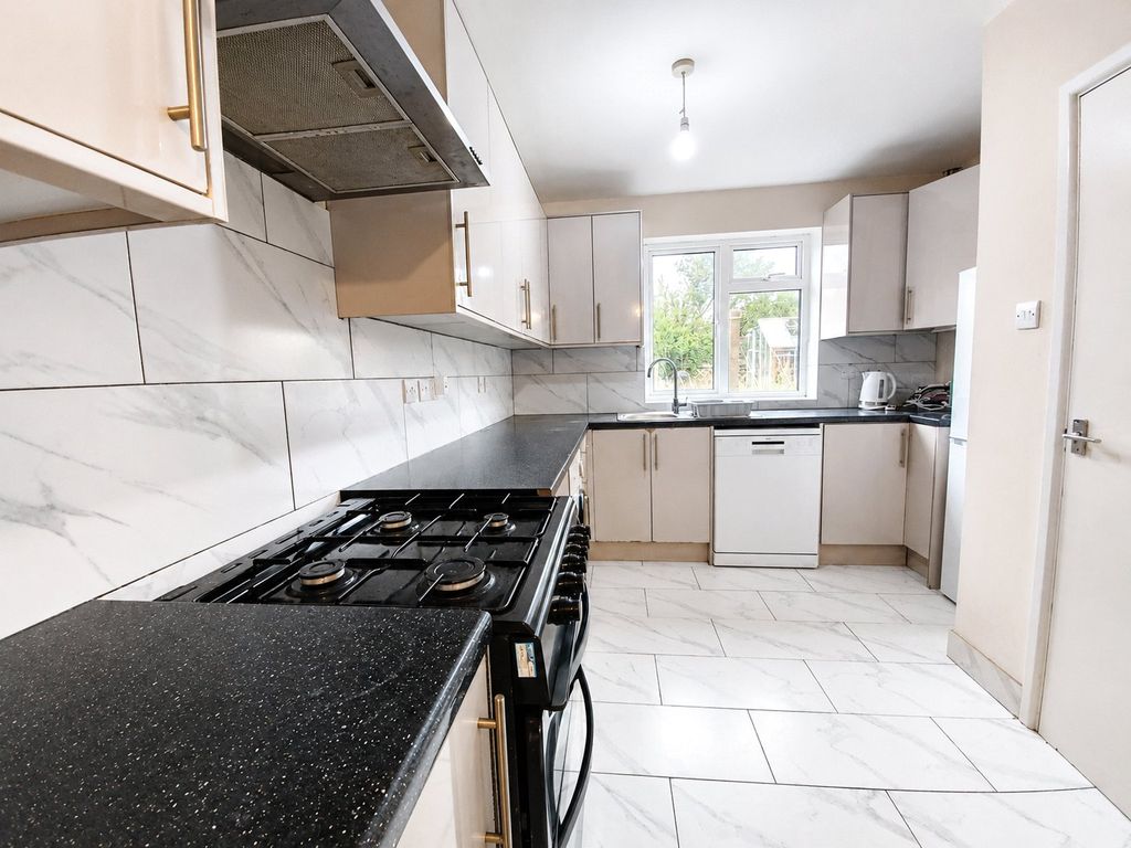 Property photo 2 of 8 Kitchen