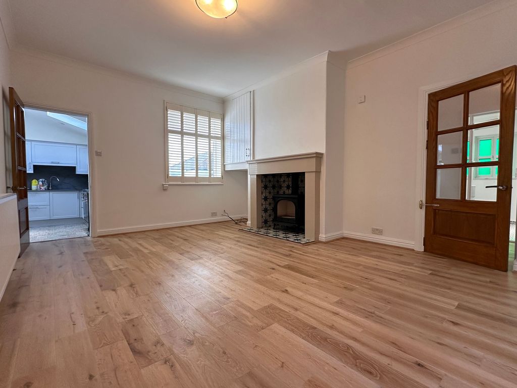 Property photo 3 of 18 Lounge