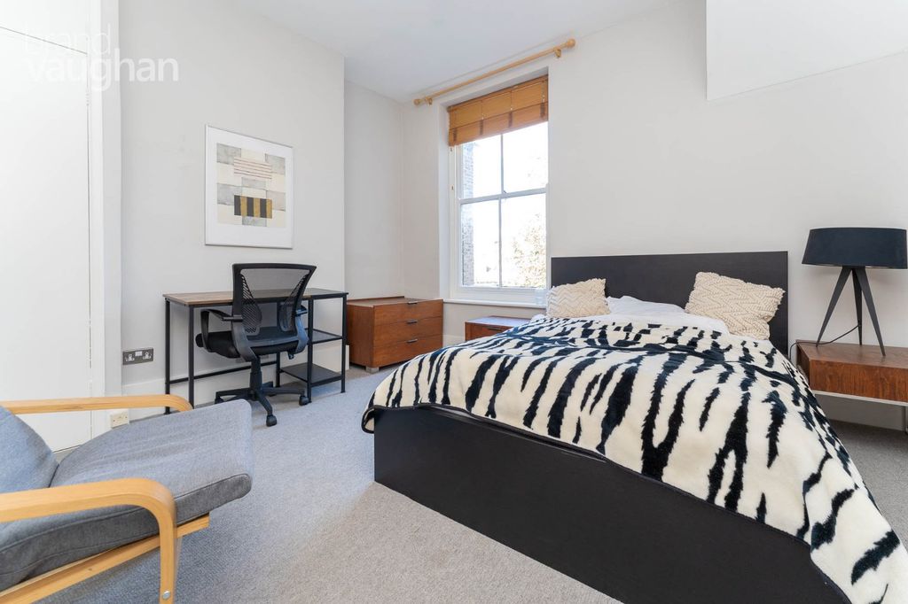 Property photo 3 of 6 Bedroom