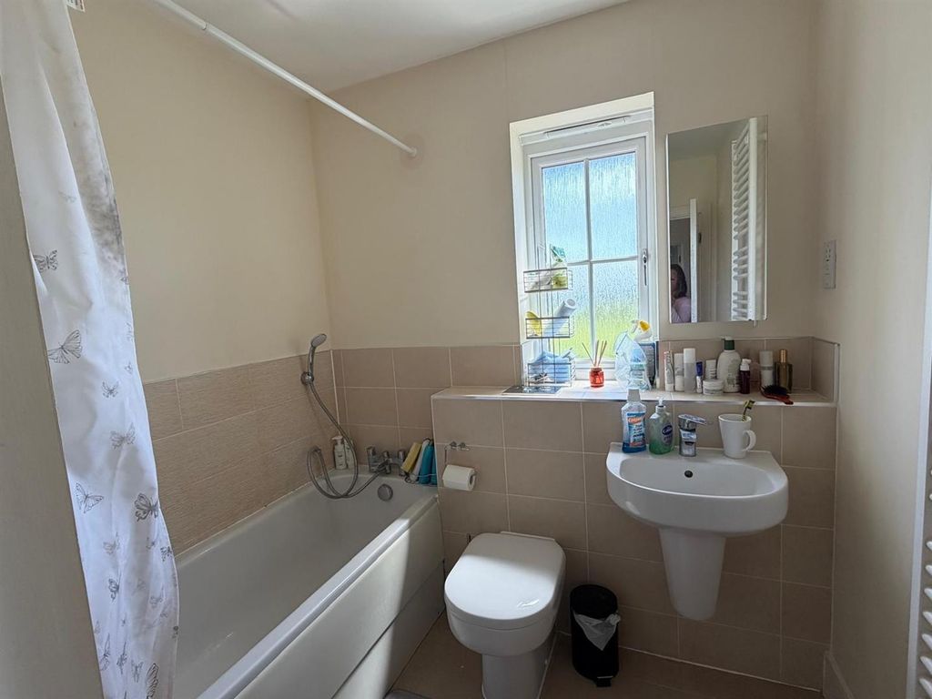 Property photo 3 of 11 Bathroom.Jpg