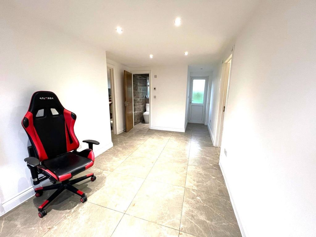 Property photo 3 of 7 Gallery