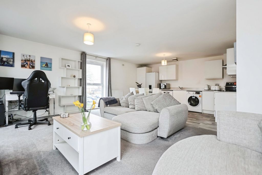 Property photo 2 of 13 Lounge