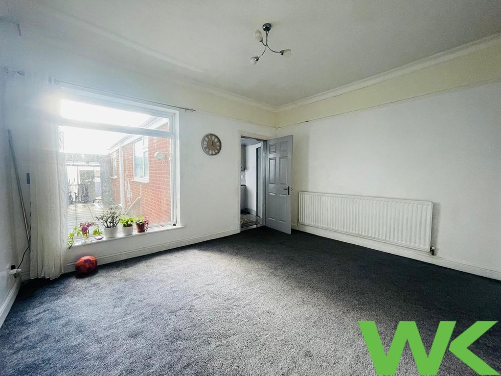 Property photo 3 of 12 Lobby