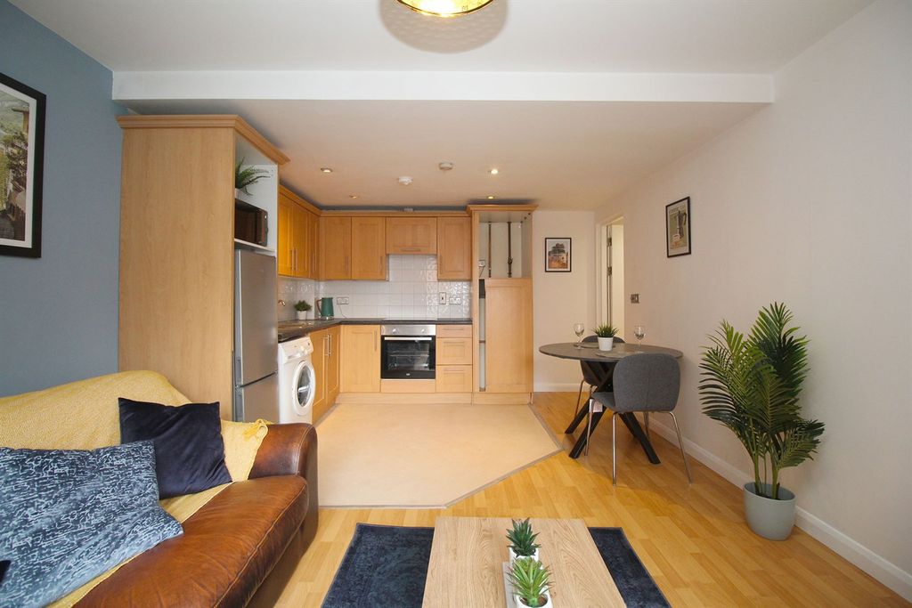 Property photo 2 of 16 Lounge / Kitchen