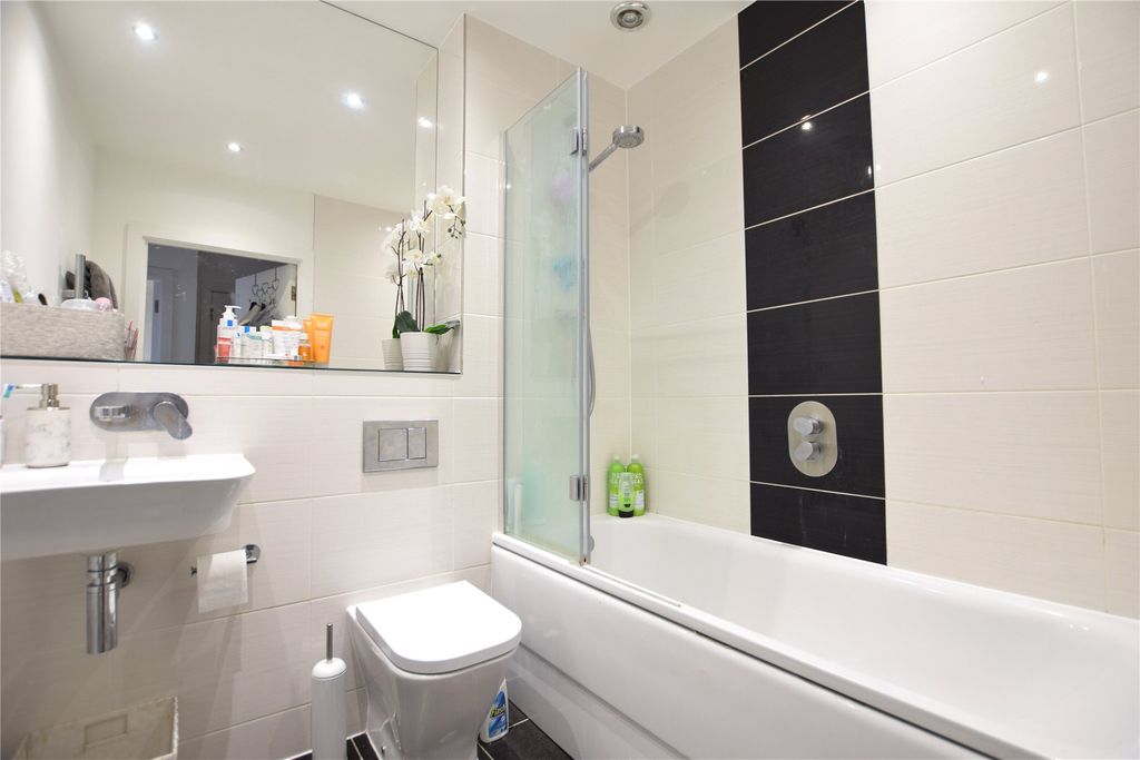 Property photo 1 of 6 Bathroom